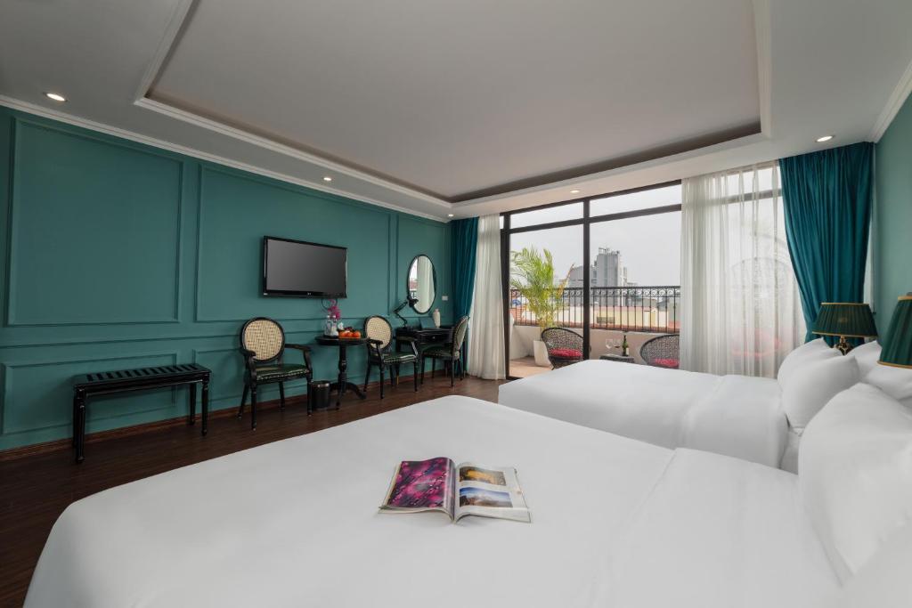 河内Madelise Palace Hotel & Spa的酒店客房设有两张床和电视。