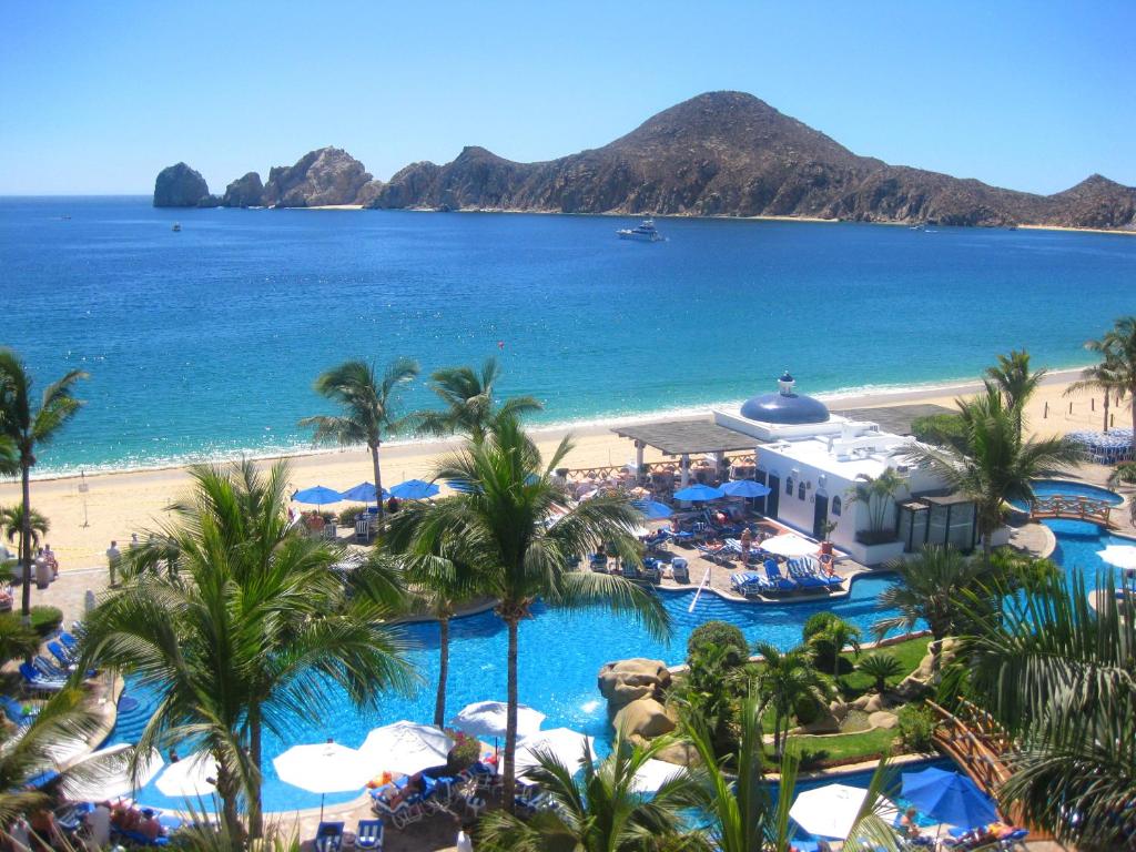 卡波圣卢卡斯Pueblo Bonito Los Cabos Blanco Beach Resort - All Inclusive的享有海滩和大海的度假胜地美景