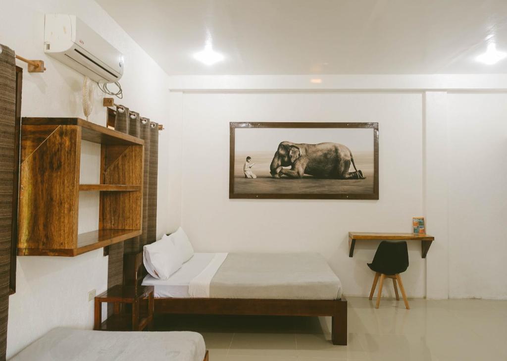 卢纳将军城Casa De Loren Family Room的一间房间,配有一张床和一张大象的照片