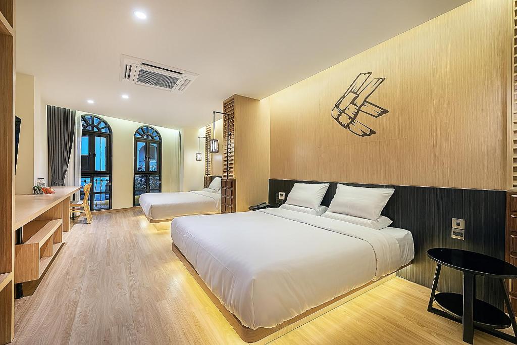 曼谷Phra Nakhon Poshtel的酒店客房设有床、水槽和浴室