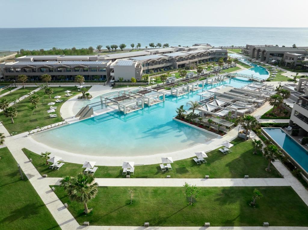 科林瓦里奥Euphoria Resort - All Inclusive的享有度假村游泳池的空中景致
