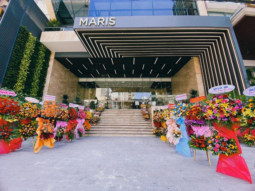 芽庄Maris Hotel Nha Trang的商场前的花卉展品