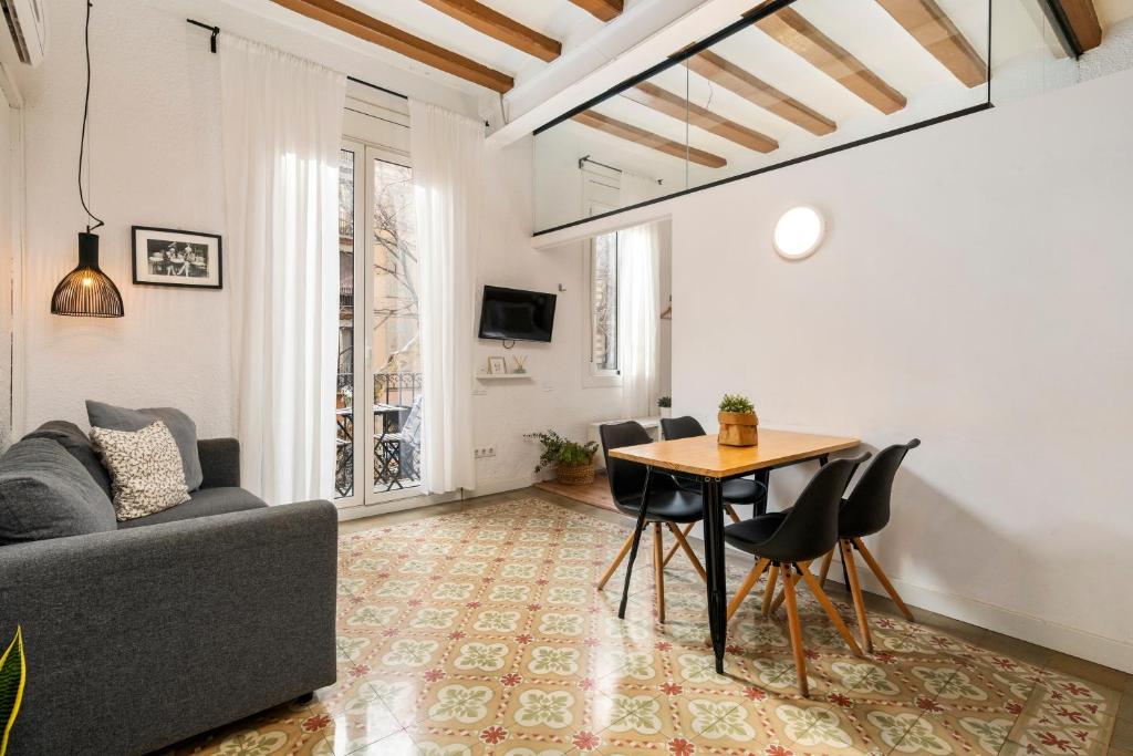 巴塞罗那Flateli Borrell的客厅配有沙发和桌子
