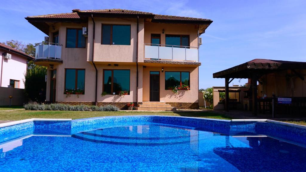 布尔加沃Вила Матилда - Villa Matilda的房屋前有游泳池的房子