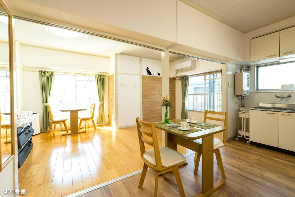 鹿儿岛Nanei Building - Vacation STAY 04859v的厨房以及带桌椅的用餐室。
