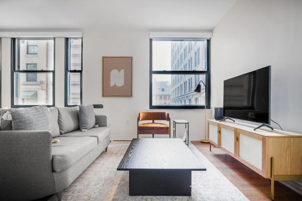 Downtown 1BR w Gym WD nr Faneuil Hall BOS-561的休息区