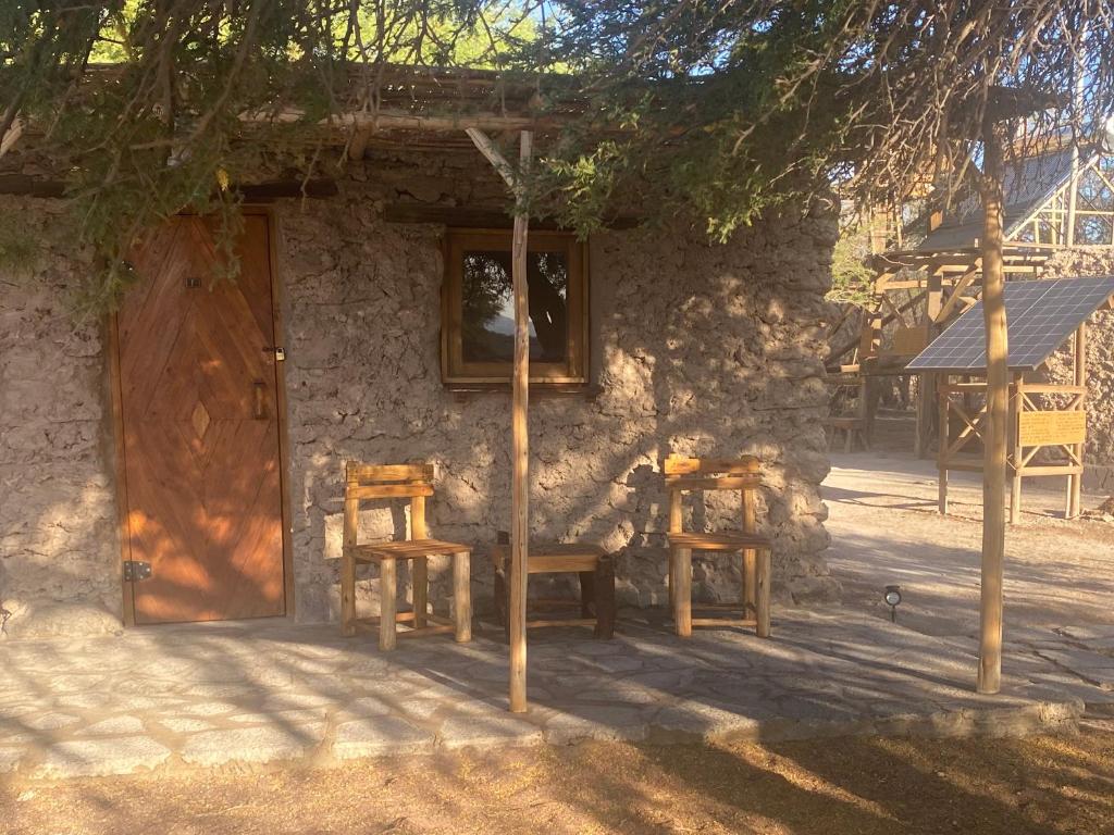 La HuaicaEl Huarango Eco retreat的一座房子,配有两把椅子和木门