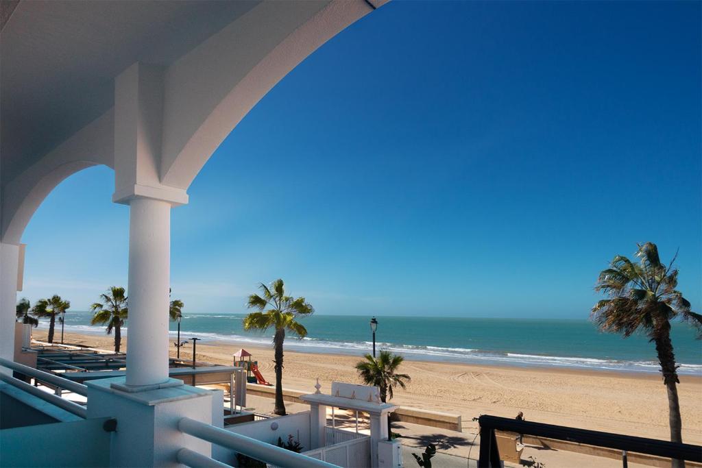 奇皮奥纳Hotel Vértice Chipiona Mar的从度假村的阳台上可欣赏到海滩景色