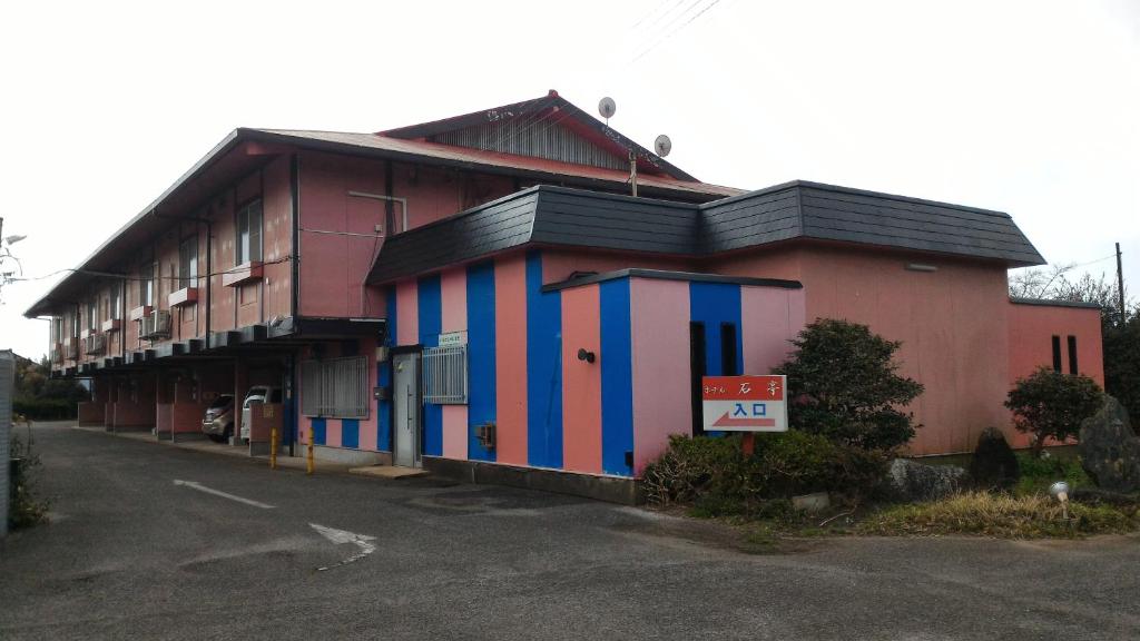 AsahiHotel Sekitei的建筑物的侧面有色彩缤纷的油漆