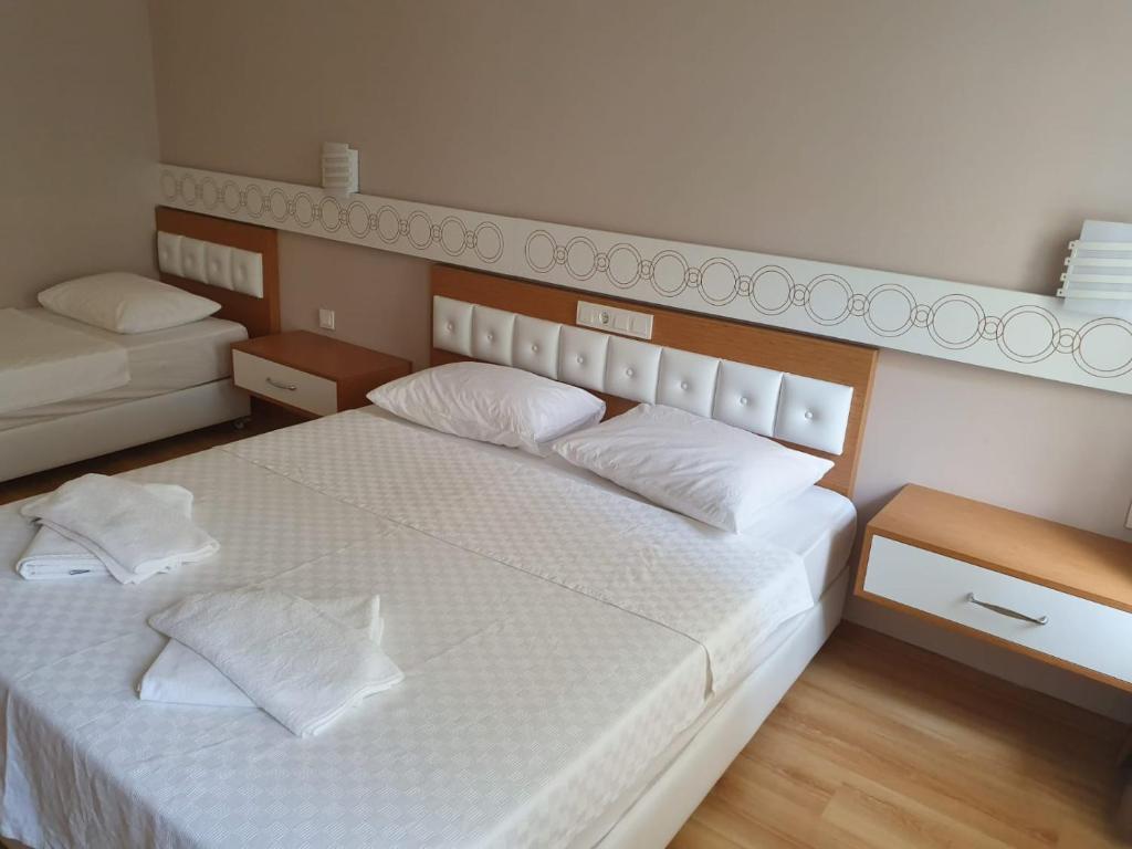 贝尔迪比Terko hotel pansiyon的卧室配有一张带两个枕头的大白色床