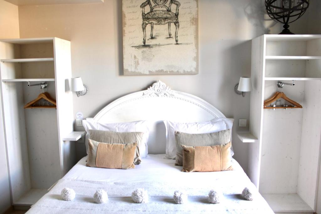 Loix花音酒店的卧室配有带枕头的白色床