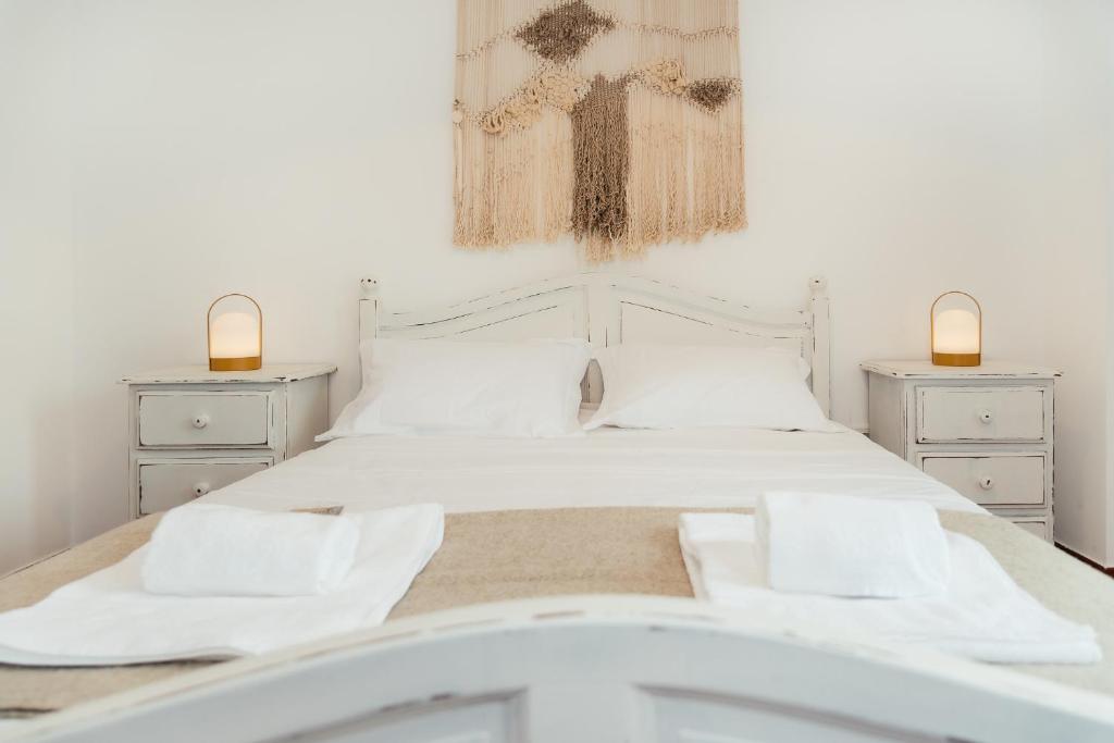 阿尔图拉Altura Beach Villa by GT House的一间白色卧室,配有床和2个床头柜