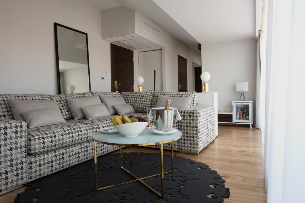 克拉科夫INX设计酒店的客厅配有沙发和水果桌
