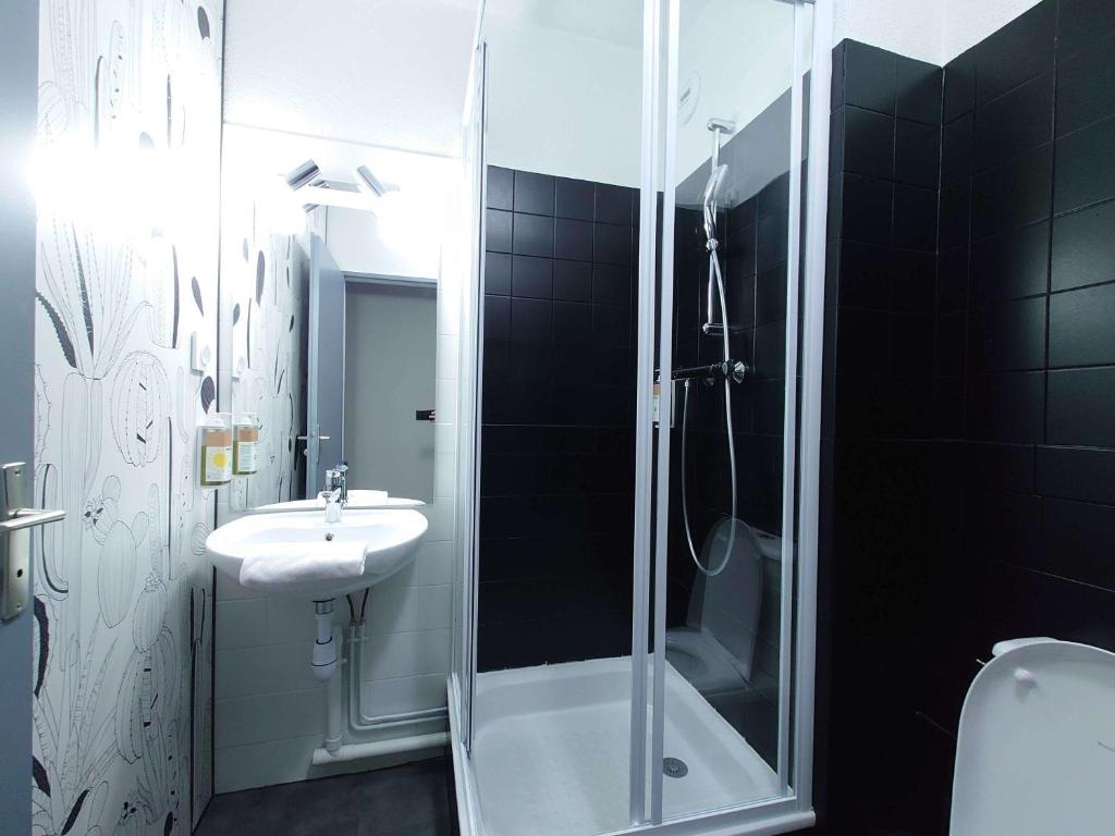 格勒诺布尔greet hotel Grenoble Centre Gare的带淋浴和盥洗盆的浴室