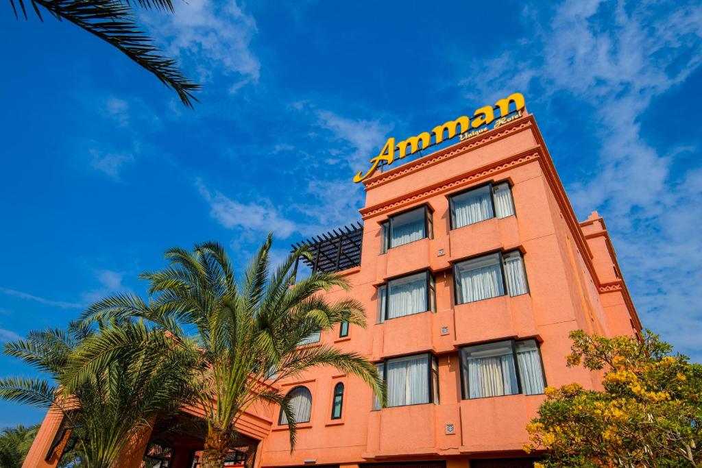 乌隆他尼Amman Unique Hotel - SHA Plus的一座高大的橙色建筑,屋顶黄色
