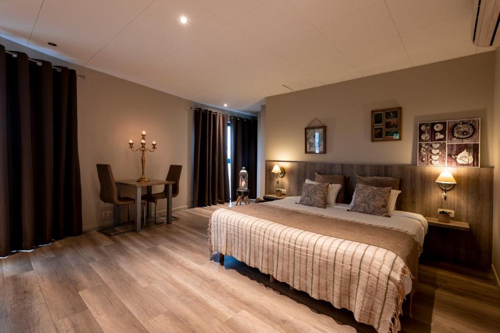 Melen德拉图尔酒店的一间卧室配有一张床和一张书桌