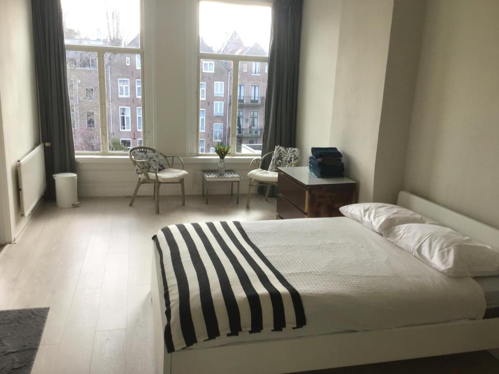 阿姆斯特丹Frank’s and Chong’s excellent location的一间卧室设有一张床和一个大窗户