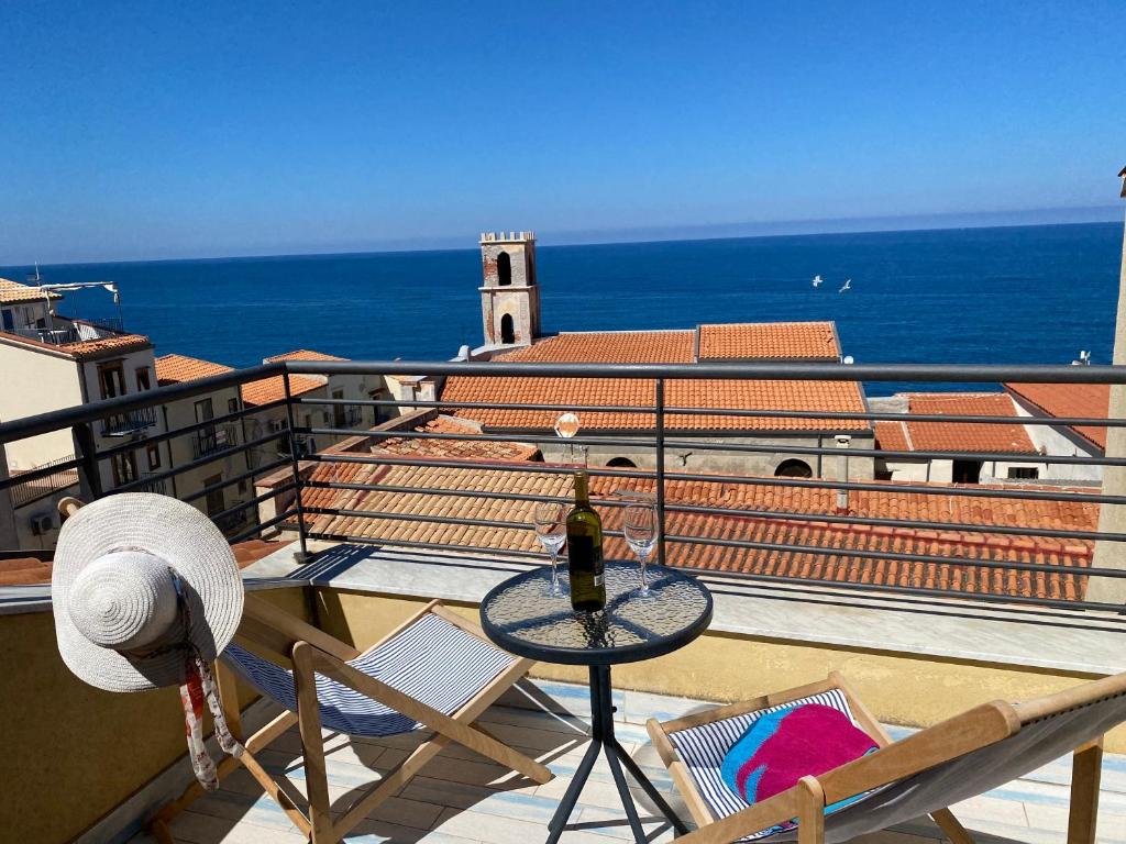 切法卢切法卢多奇酒店的海景阳台上的桌椅