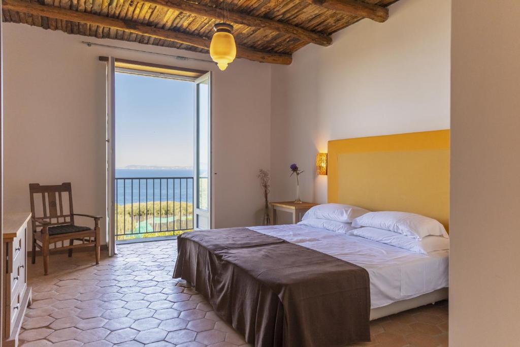 索伦托Villa Puolo - With Private Sea Access的一间卧室设有一张大床和一个大窗户