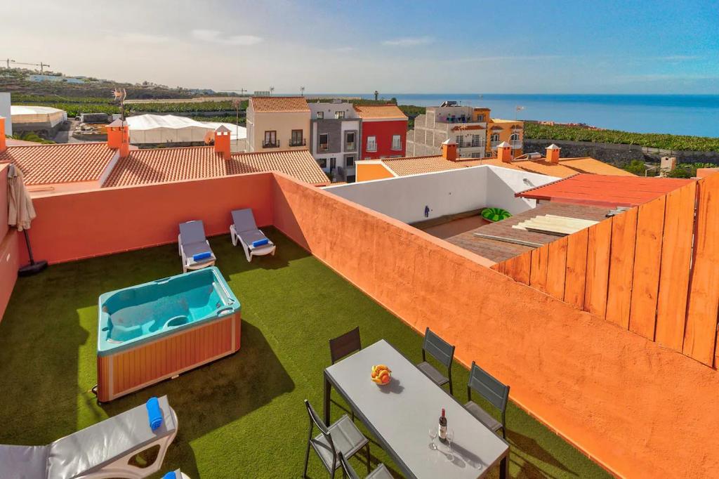 圣胡安海滩Bonita Casa Nina的享有带屋顶游泳池的建筑的顶部景色