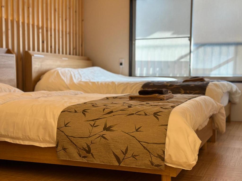 大阪巡的卧室设有两张床,带窗户