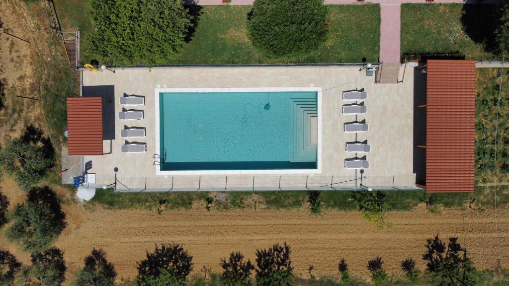 波马兰切Agriturismo Da Pietro的游泳池的顶部景色