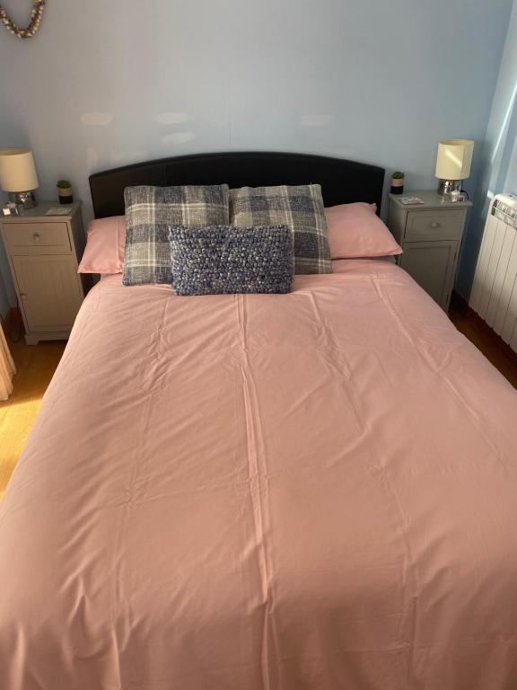 谢林汉姆The little crab hut的一张带两个枕头的大型粉红色床