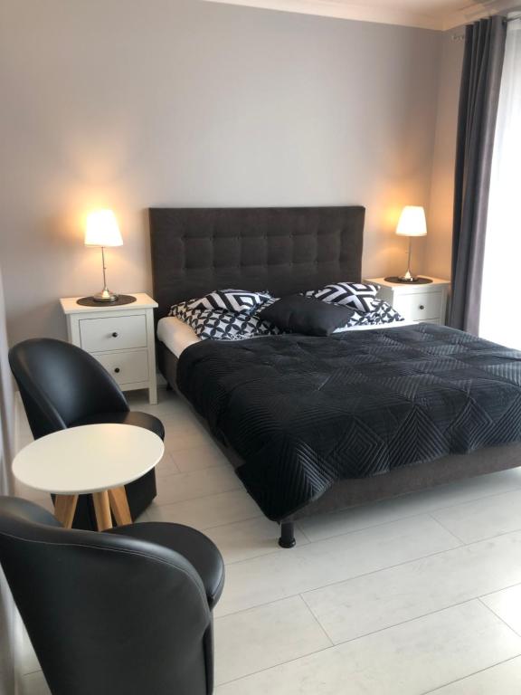 米兹多洛杰Saviano Mare Villa的卧室配有一张床和一张桌子及椅子