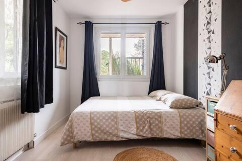 梅里尼亚克CHAMBRE ZEN的一间卧室设有一张床和一个窗口