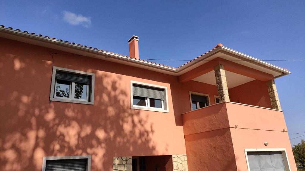 SapatariaCasa Susana的后面是蓝色的天空,是一座红色的房子