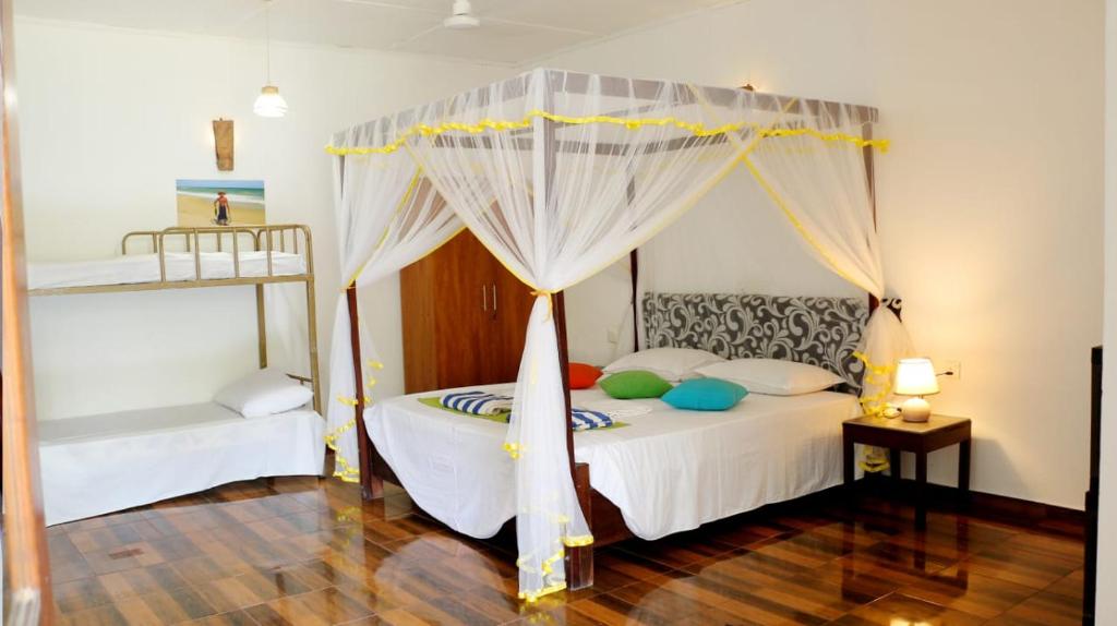 卡卢特勒FEEL Beach Villa的一间卧室配有一张带天蓬的床