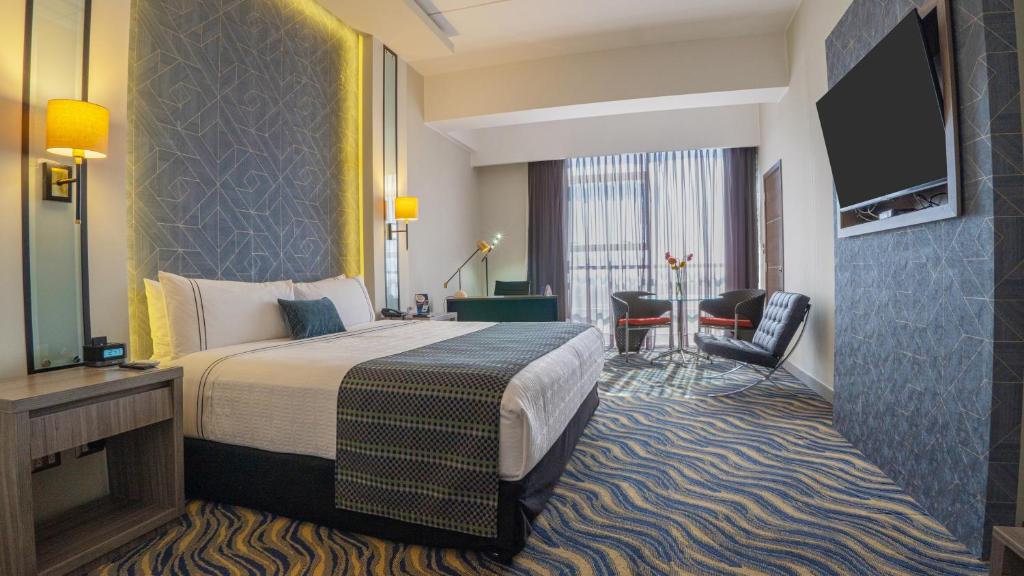 阿雷基帕Sonesta Hotel Arequipa的配有一张床和一台平面电视的酒店客房