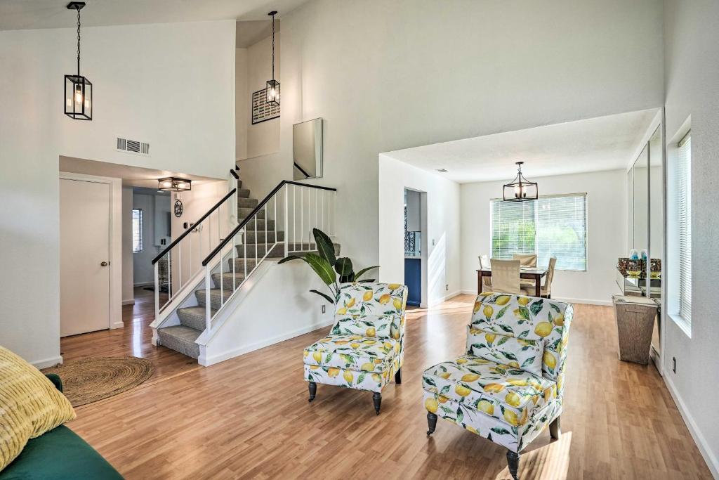 瓦列霍Bay Area Home Rental Near Six Flags and Napa Valley!的一间带两把椅子和楼梯的客厅