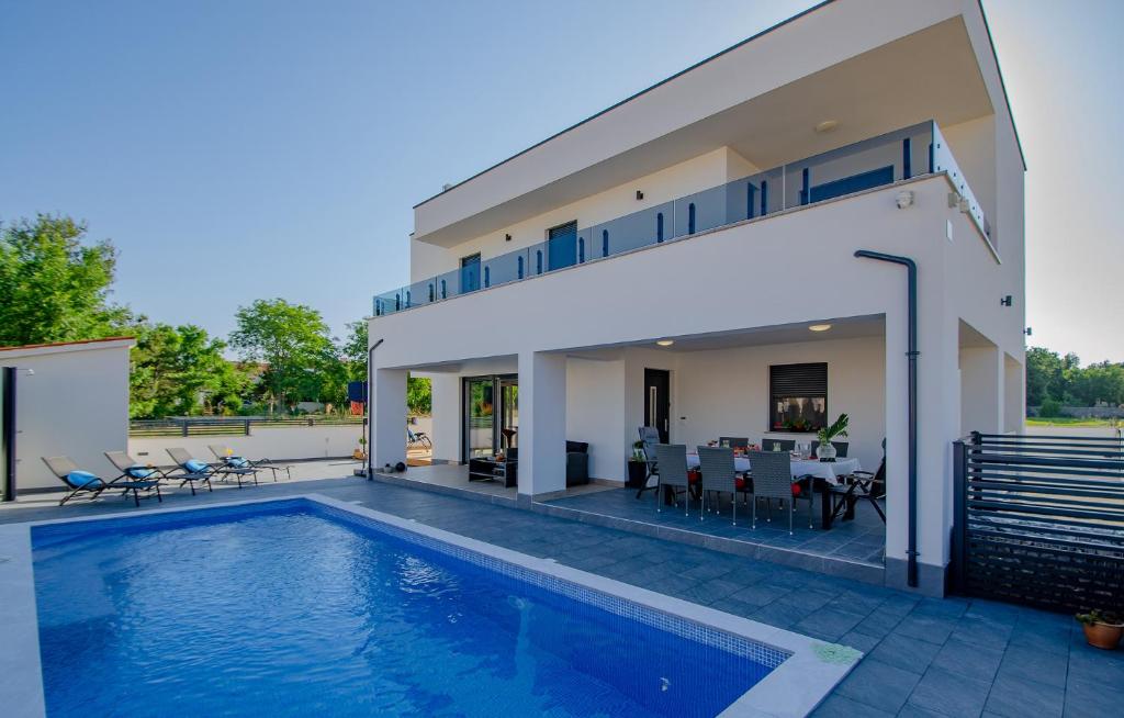 巴尔巴里加Villa Anna Barbariga, NEW 2022 luxurious villa with private pool!的一座带游泳池和房子的别墅