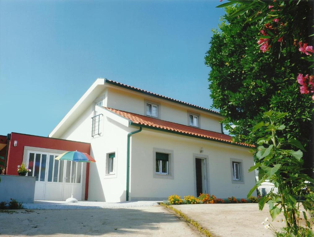 BesteirosCasa Quelhas的白色房子,有红色屋顶