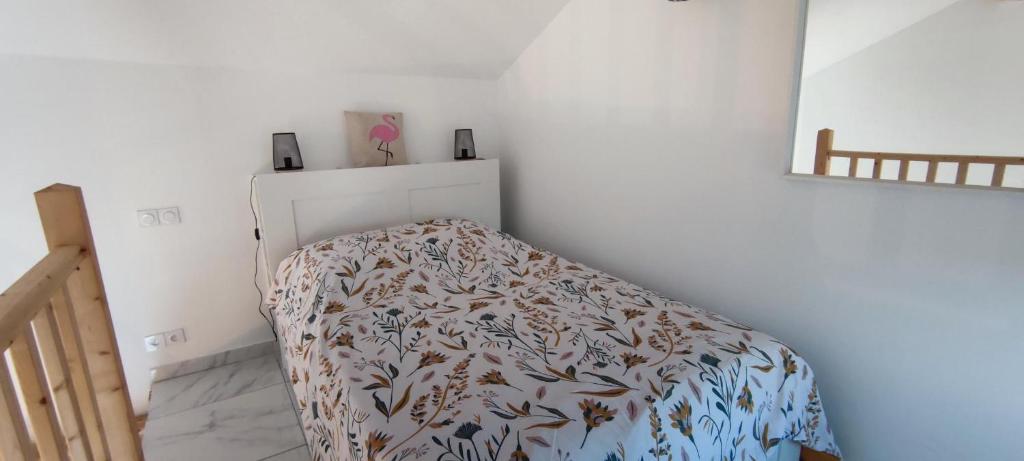萨林德吉罗Appartement au coeur des rizières的一间卧室配有一张床铺,床上有毯子