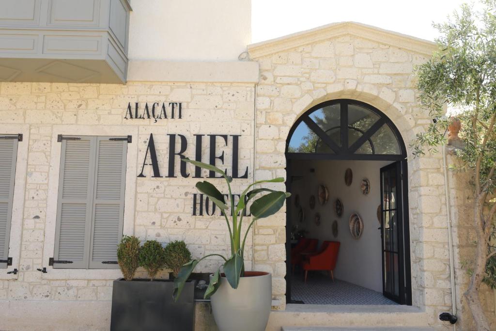 阿拉恰特Ariel Hotel Alaçatı的前方有门和植物的建筑