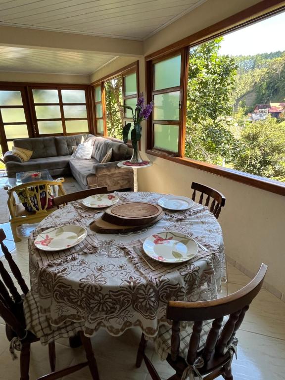 多明戈斯马丁斯Chalé Vista Azul的一间带桌椅和沙发的用餐室