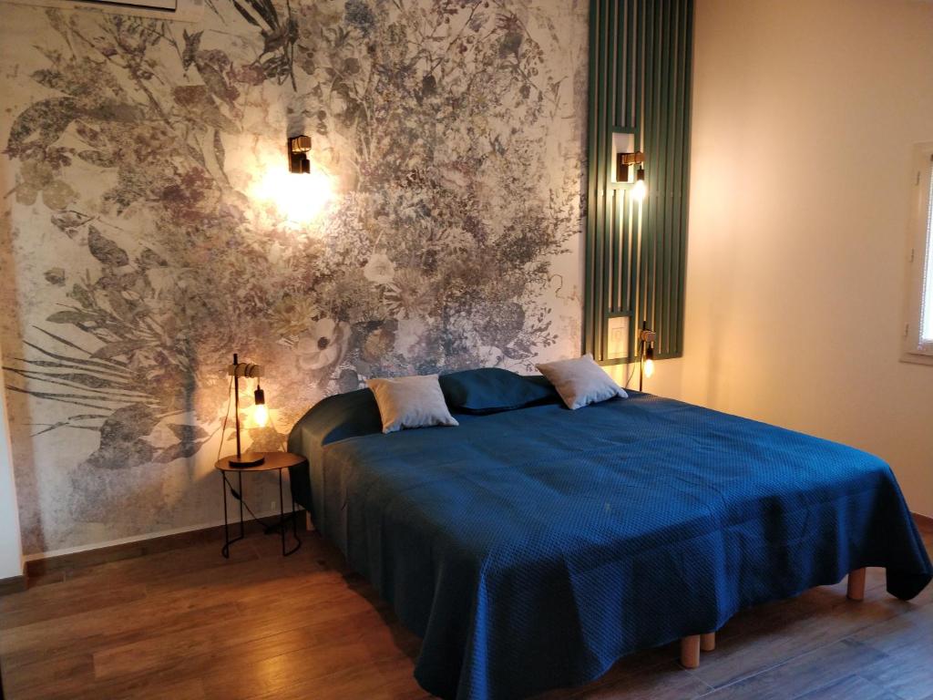 CasalabrivaCasa voscia的一间卧室配有蓝色的床和壁画