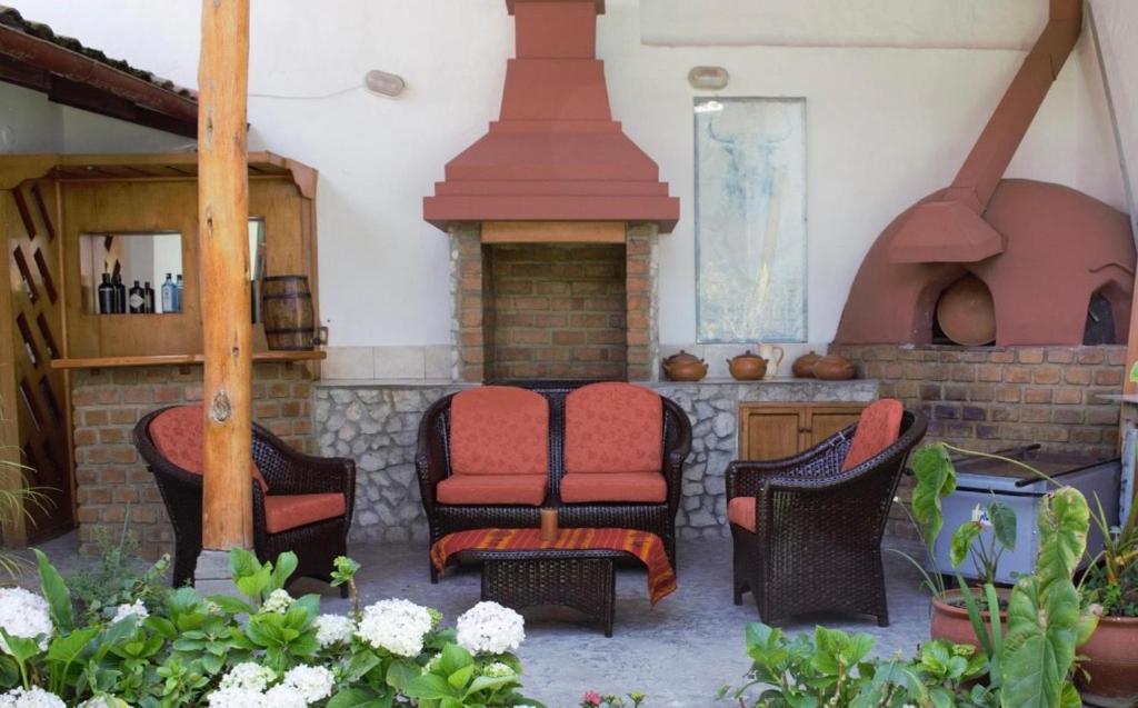 卡哈马卡Casa Pablo的客厅配有椅子和壁炉