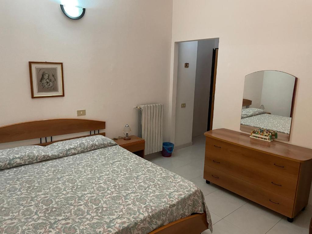 利卡斯戴勒Villa Capozza Maria Greca的一间卧室配有一张床、梳妆台和镜子