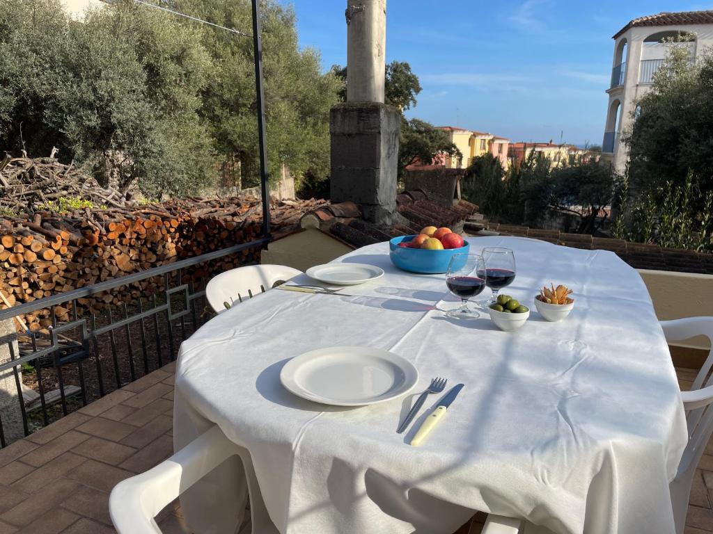 圣玛丽亚纳瓦雷Da Mamma IUN Q9152的阳台上的白色桌子和葡萄酒杯