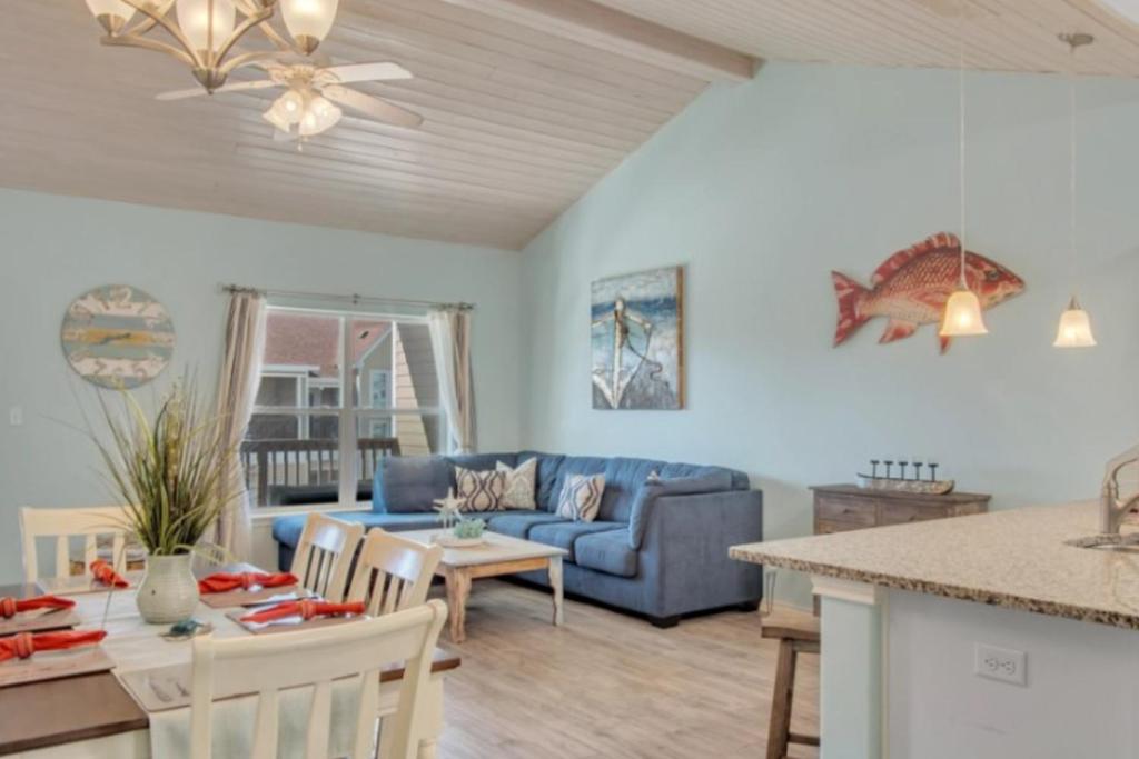 阿兰瑟斯港Shark's Key的客厅配有蓝色的沙发和桌子
