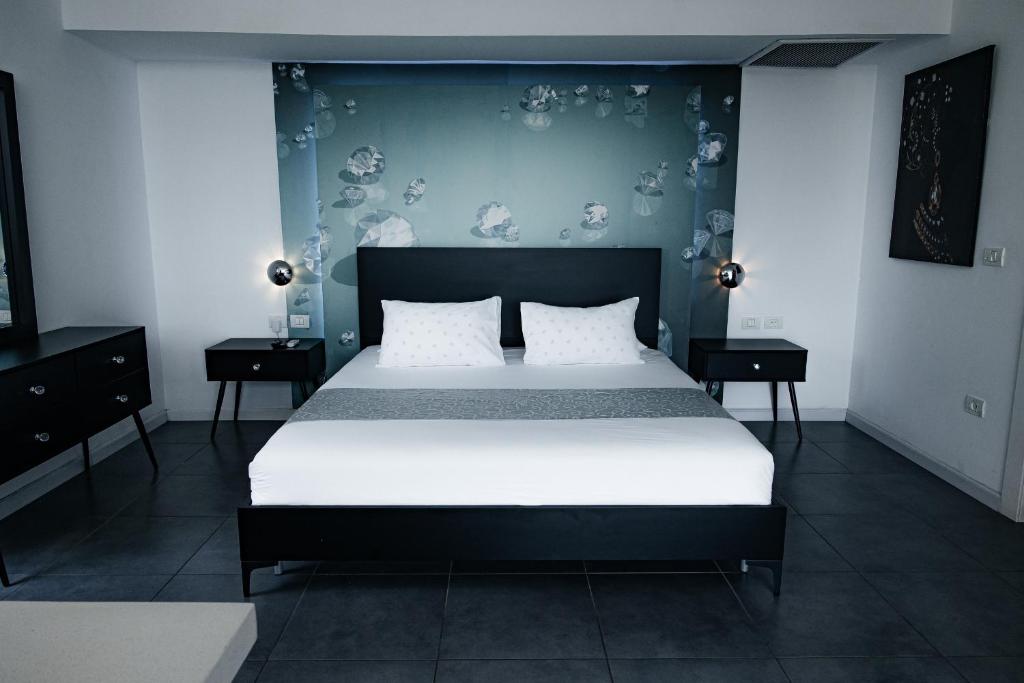 哈德内斯BigPool - Diamond Mansion的一间卧室设有一张蓝色墙壁的大床