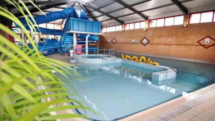圣伦纳兹Oakdene Forest Park Violet 1的一个带水滑梯的大型室内游泳池