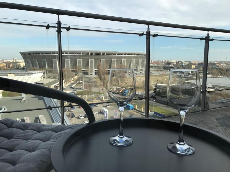 布达佩斯Aréna Apartman的阳台上的桌子上放着两杯酒