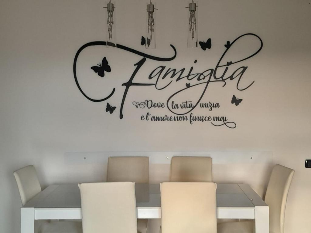 利沃诺L' essenziale的墙上的带桌子和蝴蝶的用餐室