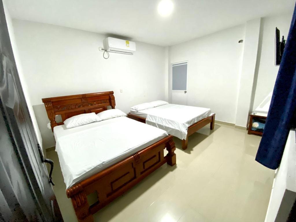 阿瓜奇卡Hotel Villa Paraguay的一间卧室,配有两张床