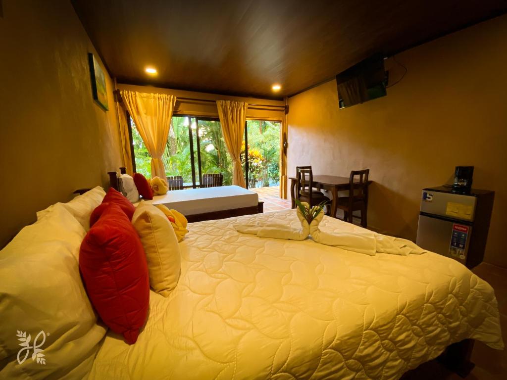 Hotel Heliconias Nature Inn &amp; Hot Springs客房内的一张或多张床位