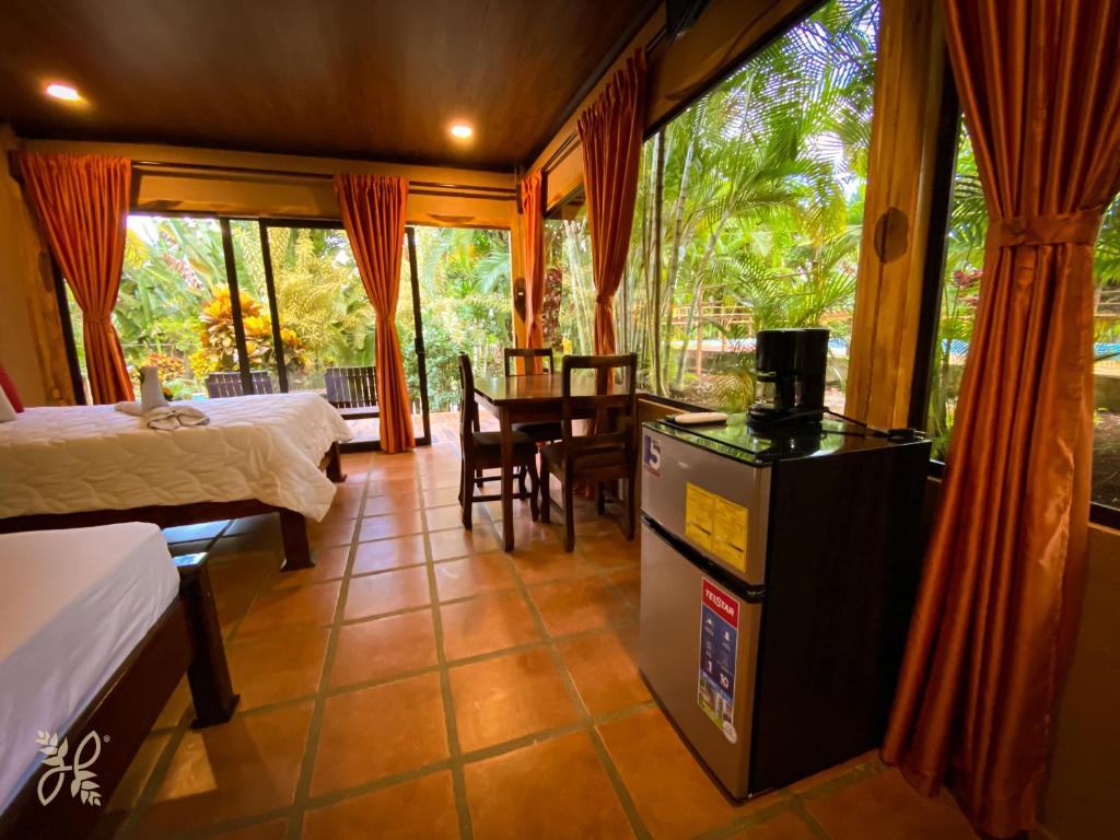 Hotel Heliconias Nature Inn &amp; Hot Springs客房内的一张或多张床位